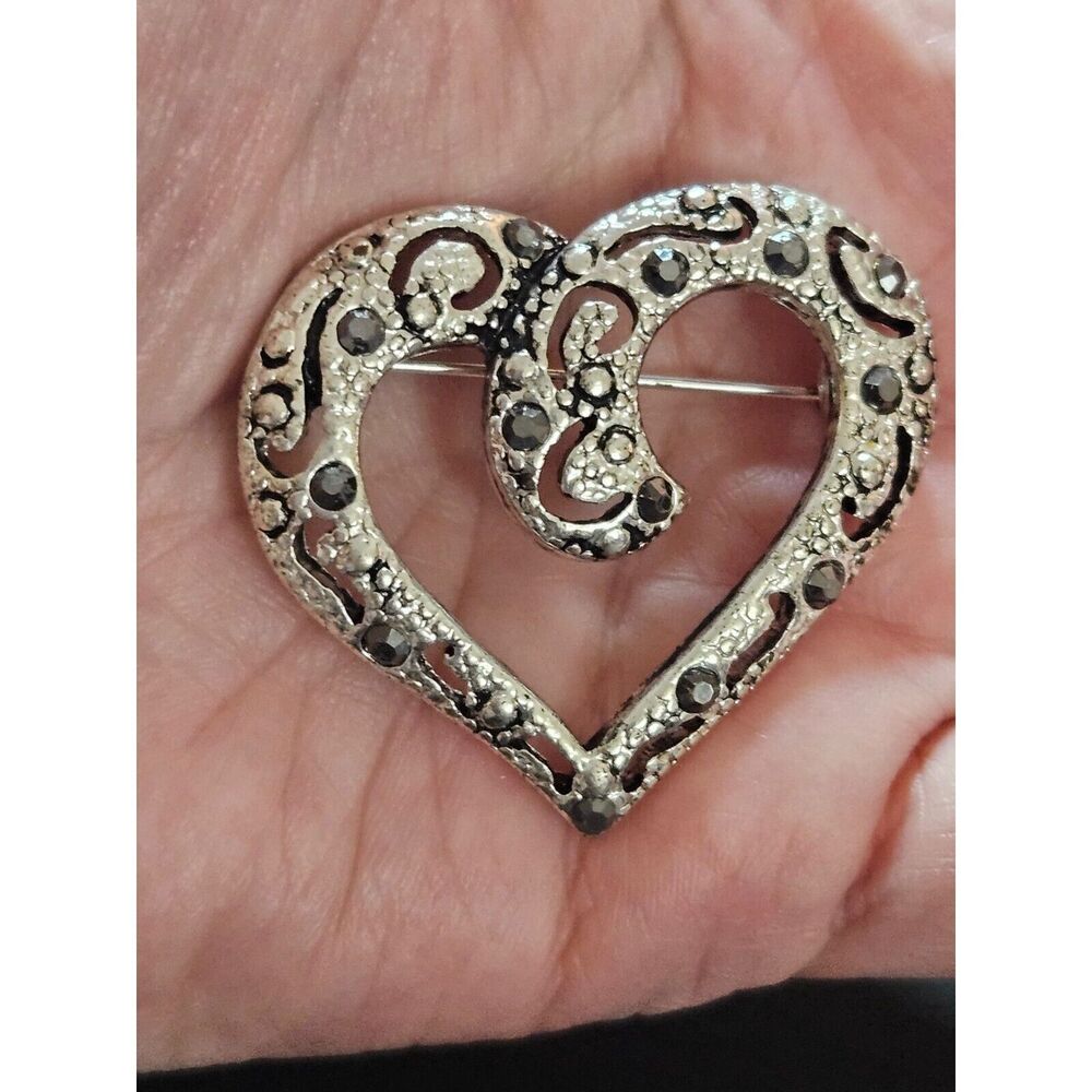 AAI vintage silver tone open heart brooch